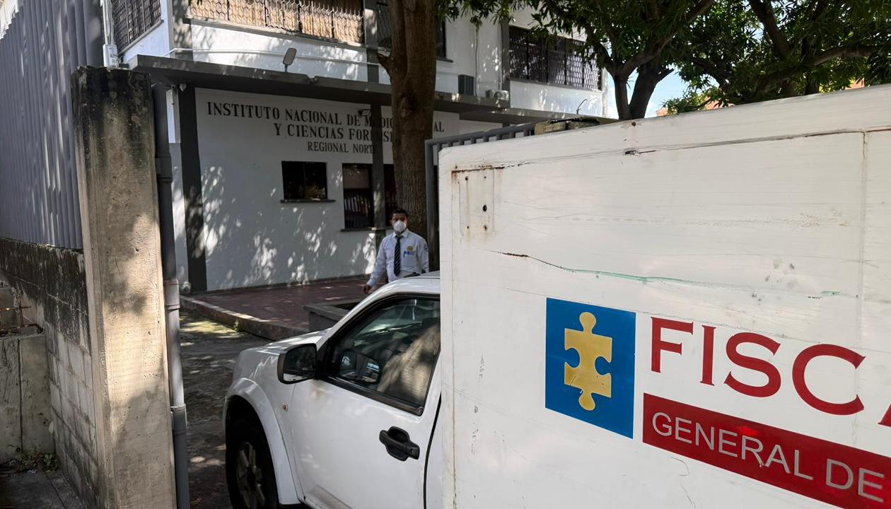 El CTI de la Fiscalía llegando a Medicina Legal. 