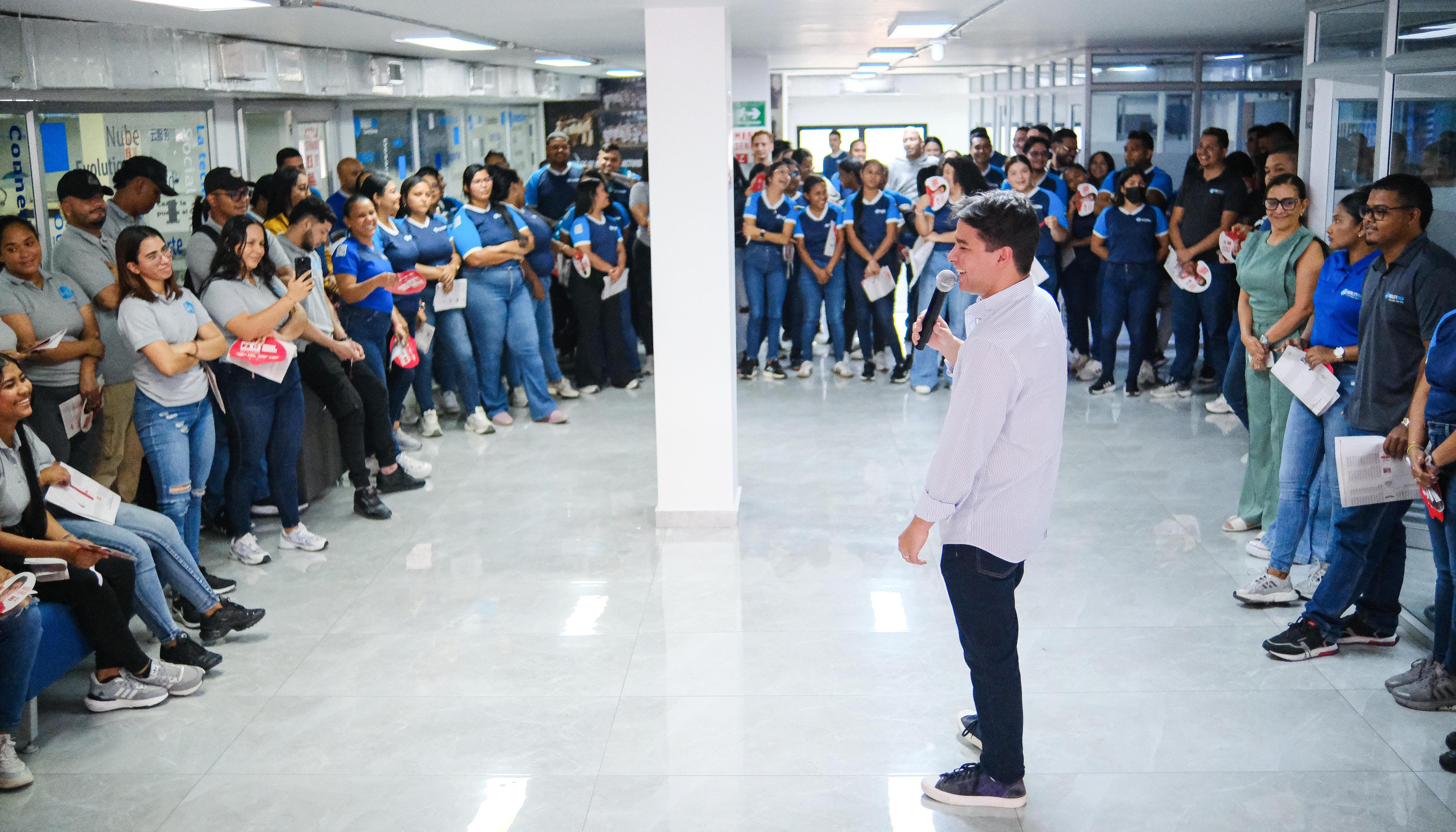 Camilo Torres en reunión con el empresariado.