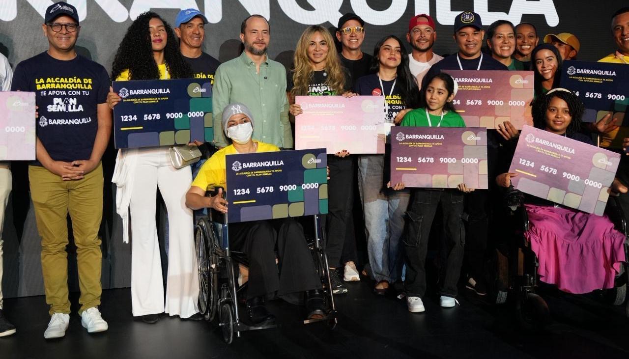 La gerente de Ciudad, Ana María Aljure, con varios de los beneficiados.