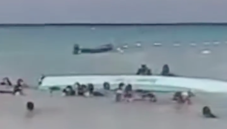 La lancha volcada esta tarde en Playa Blanca, en Barú. 