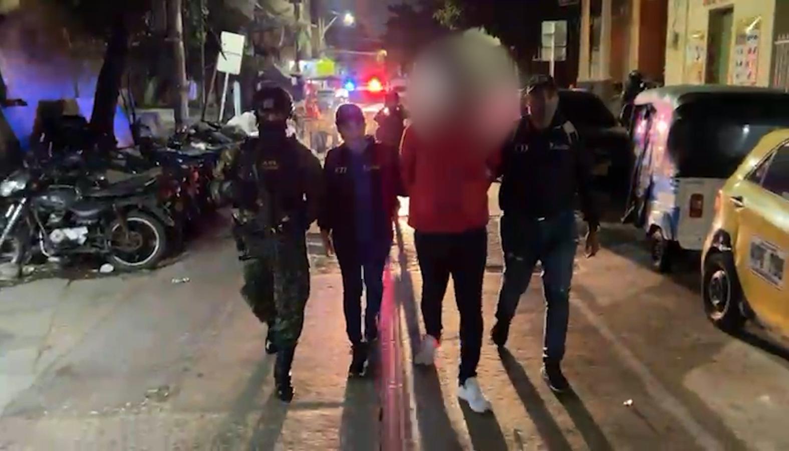 El hombre capturado tras ser llevado a la URI de la Fiscalía. 