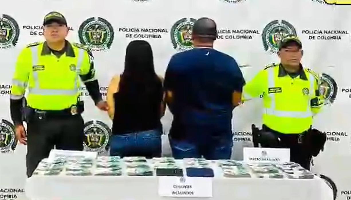 Los capturados y el dinero incautado.