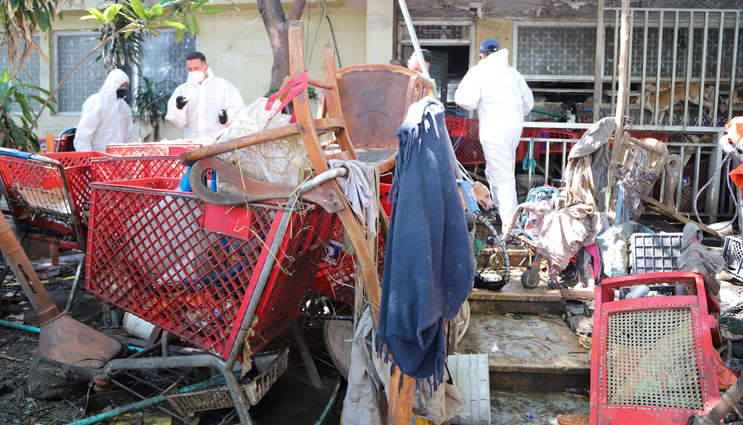 Los carritos sacados de la vivienda.