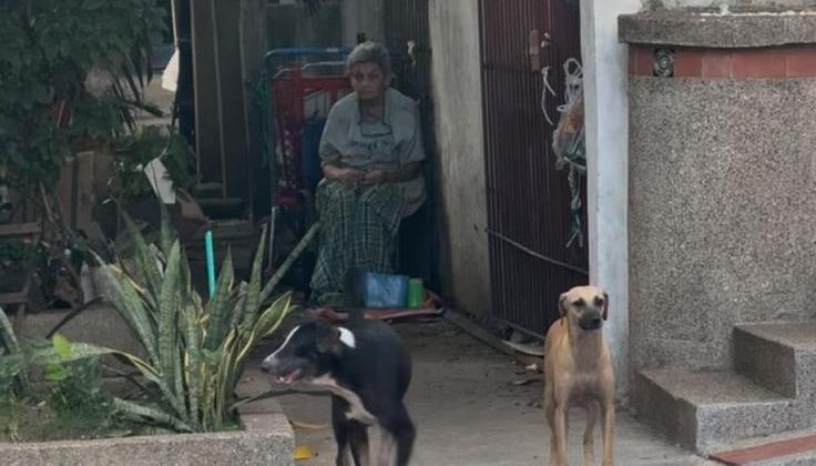 La vivienda, dos de los perros y una de las señoras que reside en el sitio.
