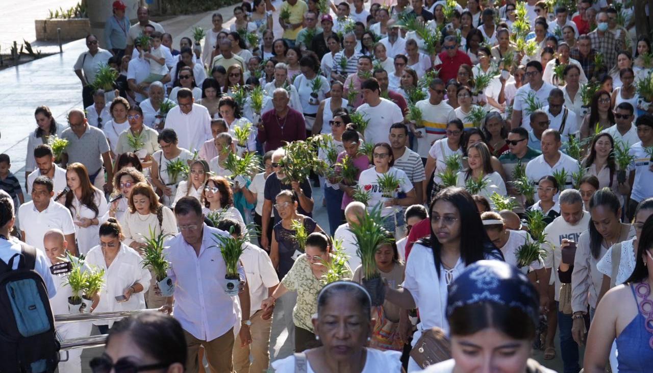 Decenas de feligreses en la Catedral.