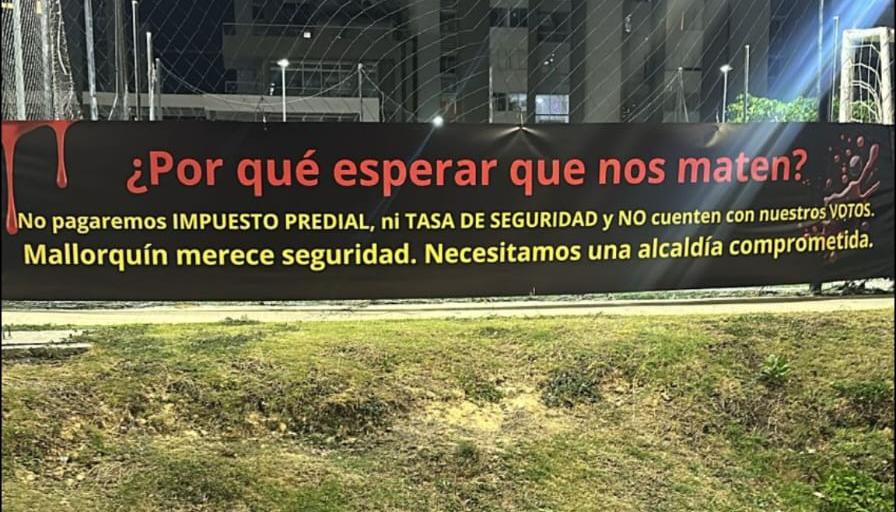 La pancarta que colgó la comunidad en una de las canchas.