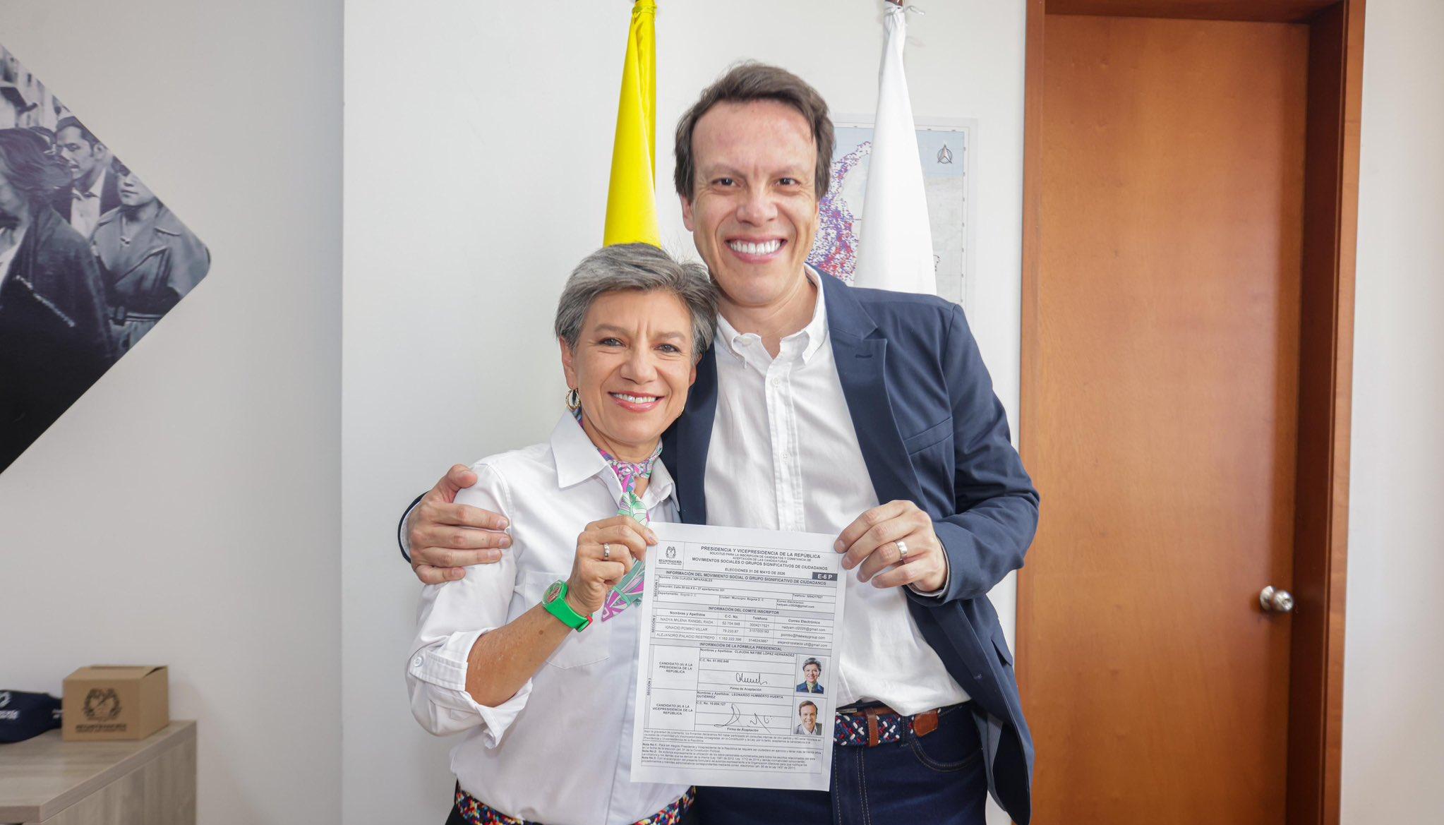 Claudia López y Leonardo Huertas inscribiendo su candidatura en la Registraduría.  