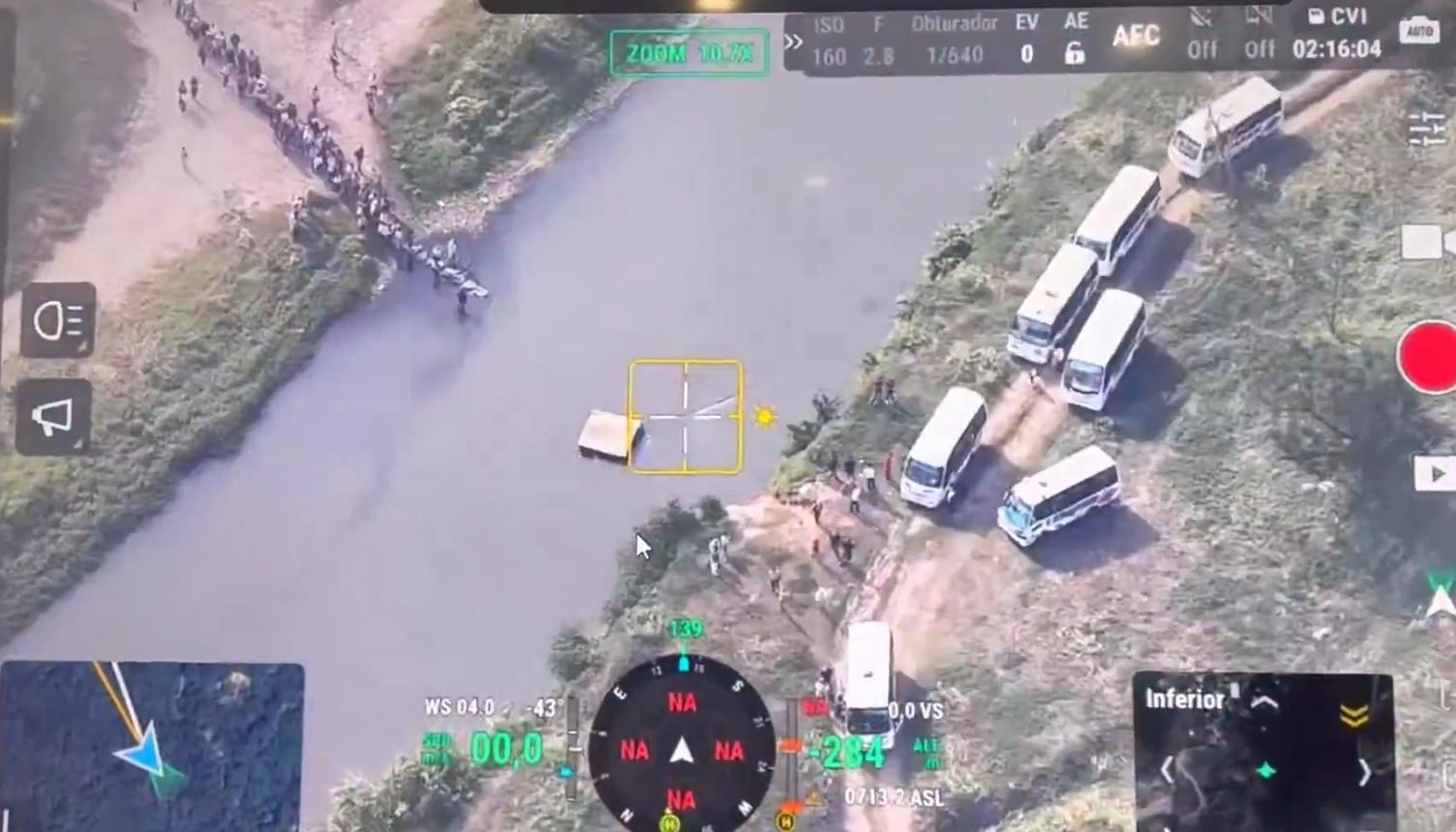 Momento en que personas intentan cruzar el río Táchira.