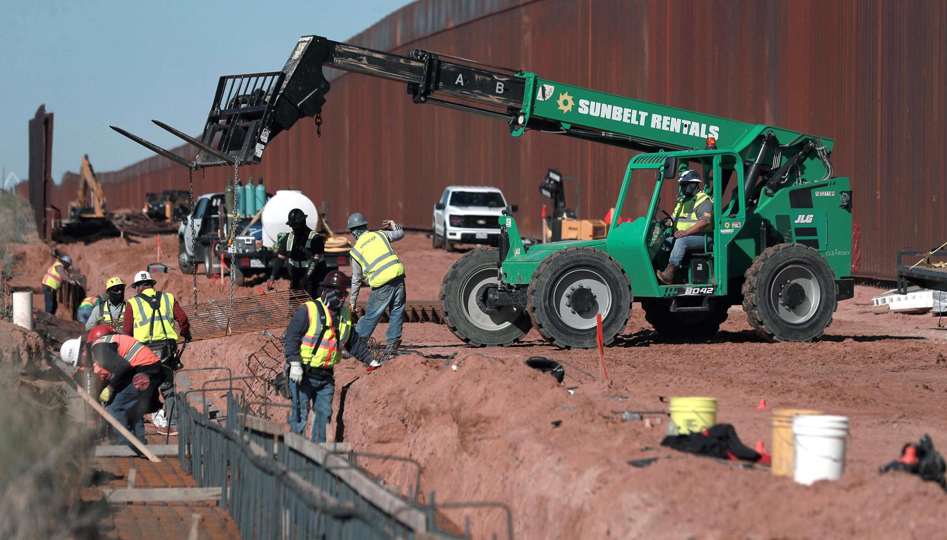Construcción del muro negro fronterizo entre Estados Unidos y México.