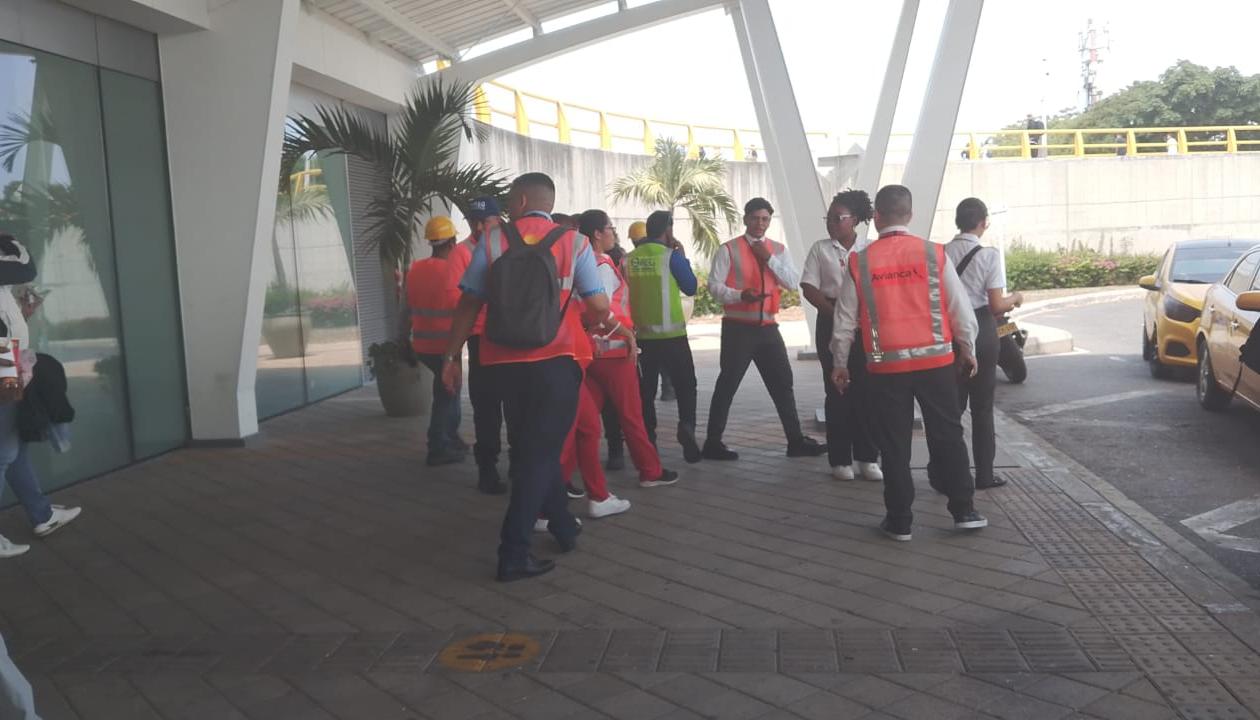 Funcionarios del aeropuerto siendo evacuados.