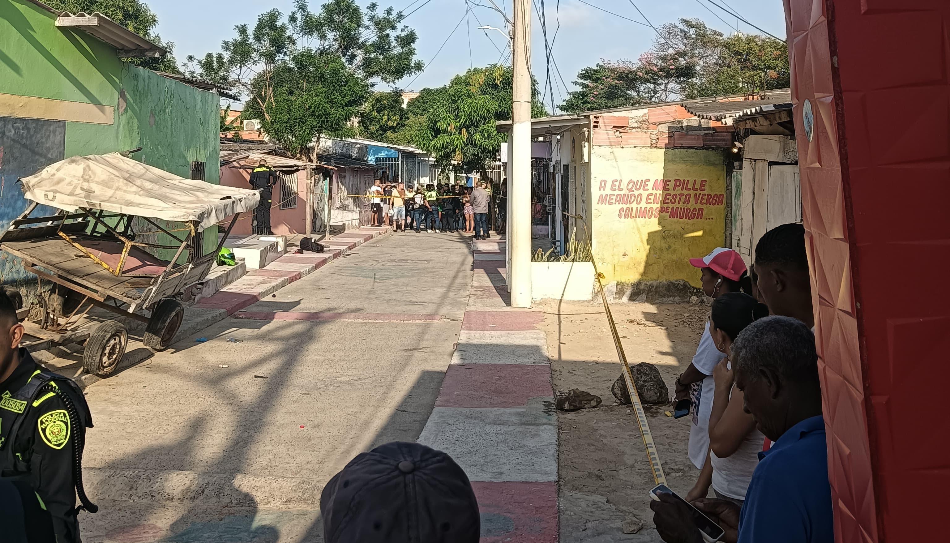 La Policía acordonó el sector donde se presentó el crimen, en El Bosque. 
