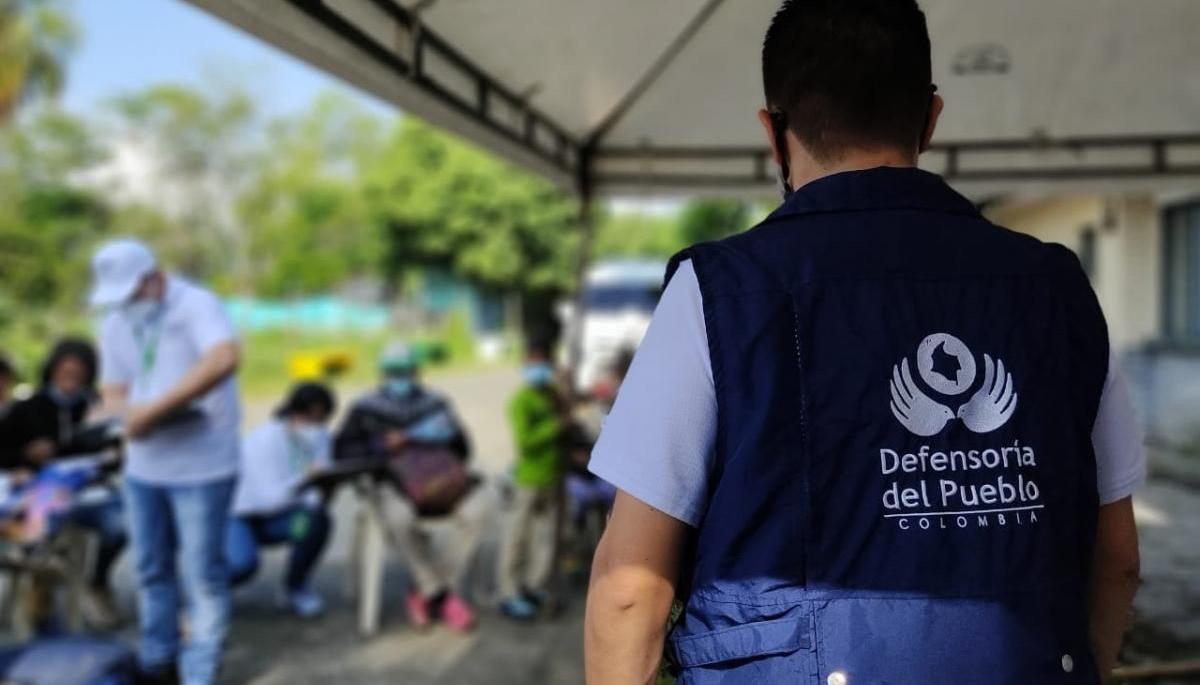 Defensoría del Pueblo trabajando en el campo. 