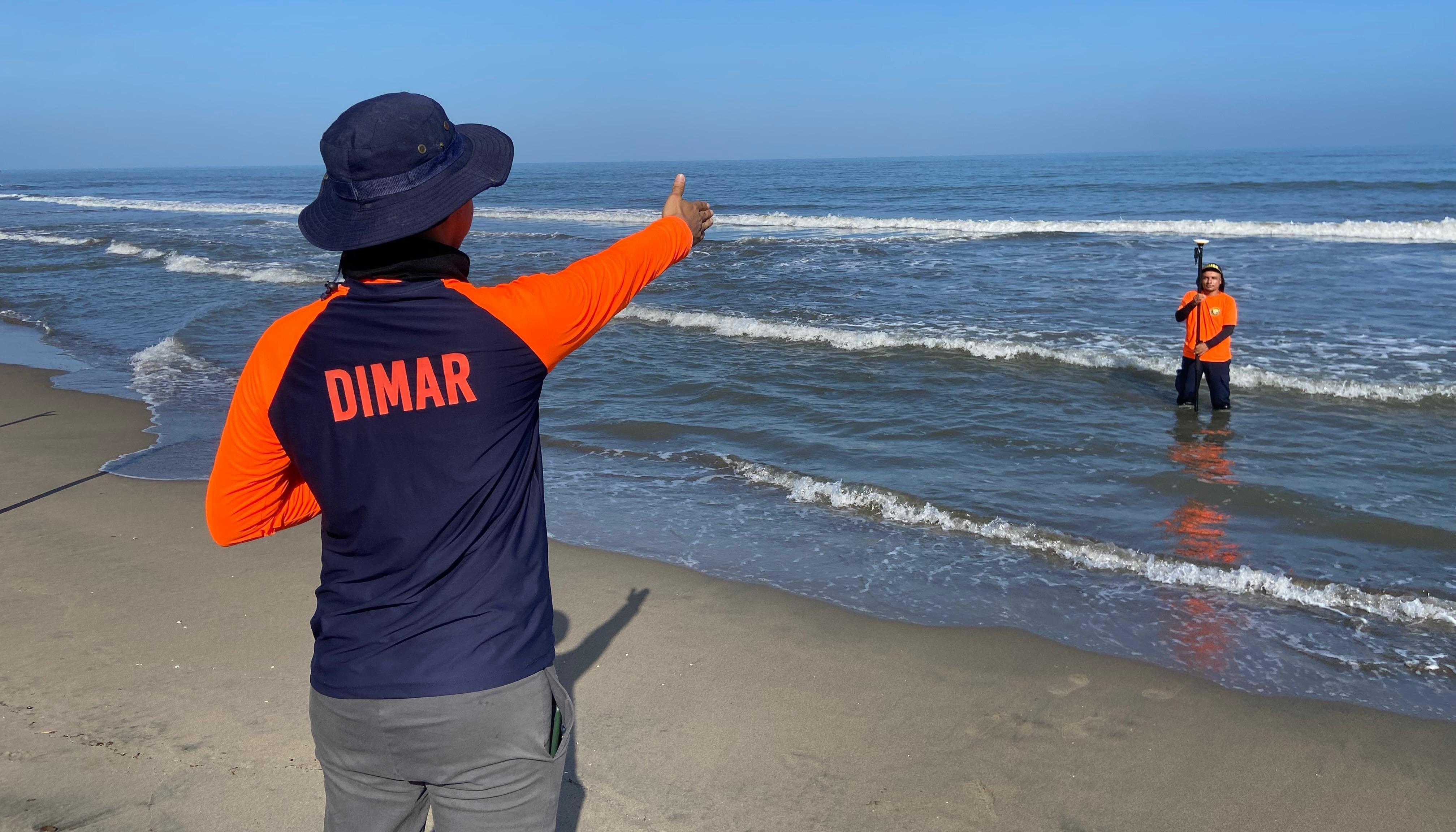 Equipo de la Dimar realizando verificaciones.