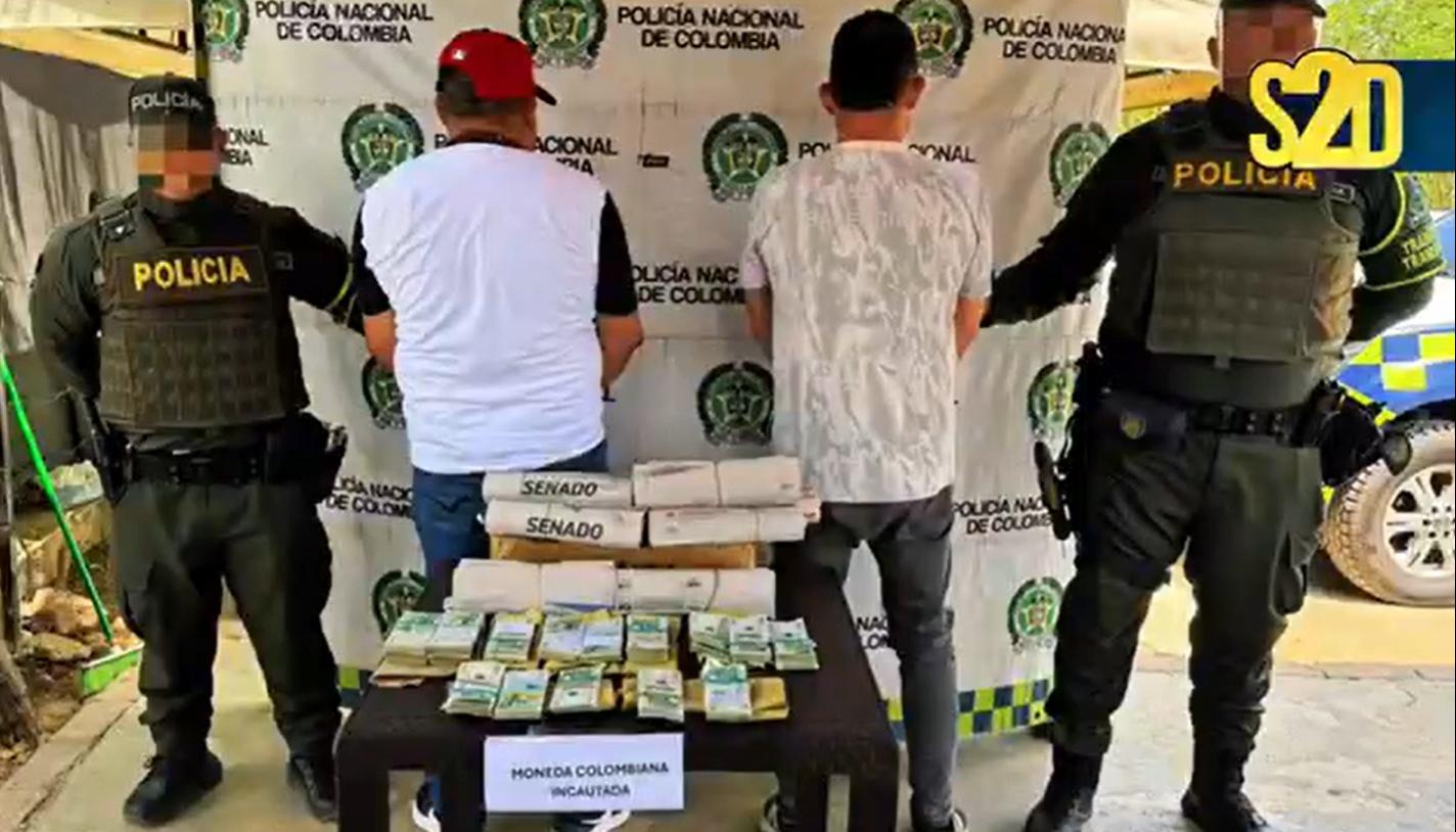 Los capturados y el dinero incautado.