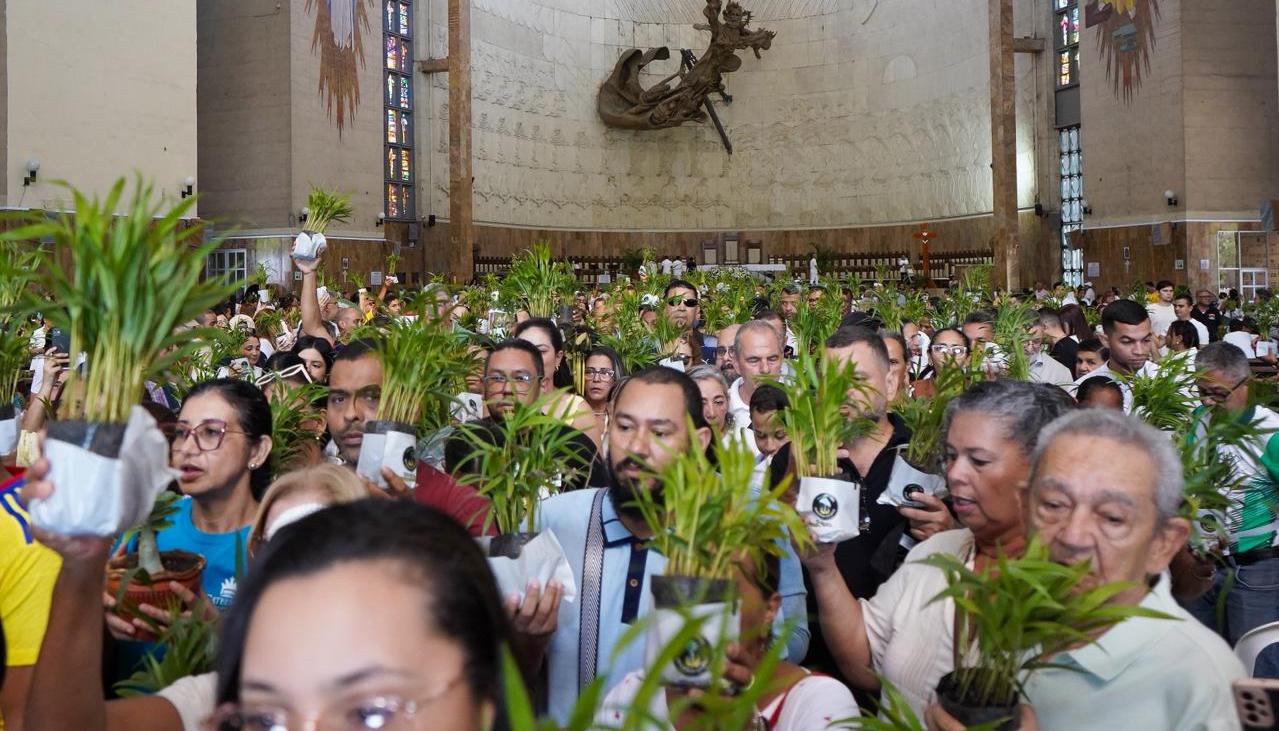 Los feligreses en la Catedral Metropolitana María Reina.