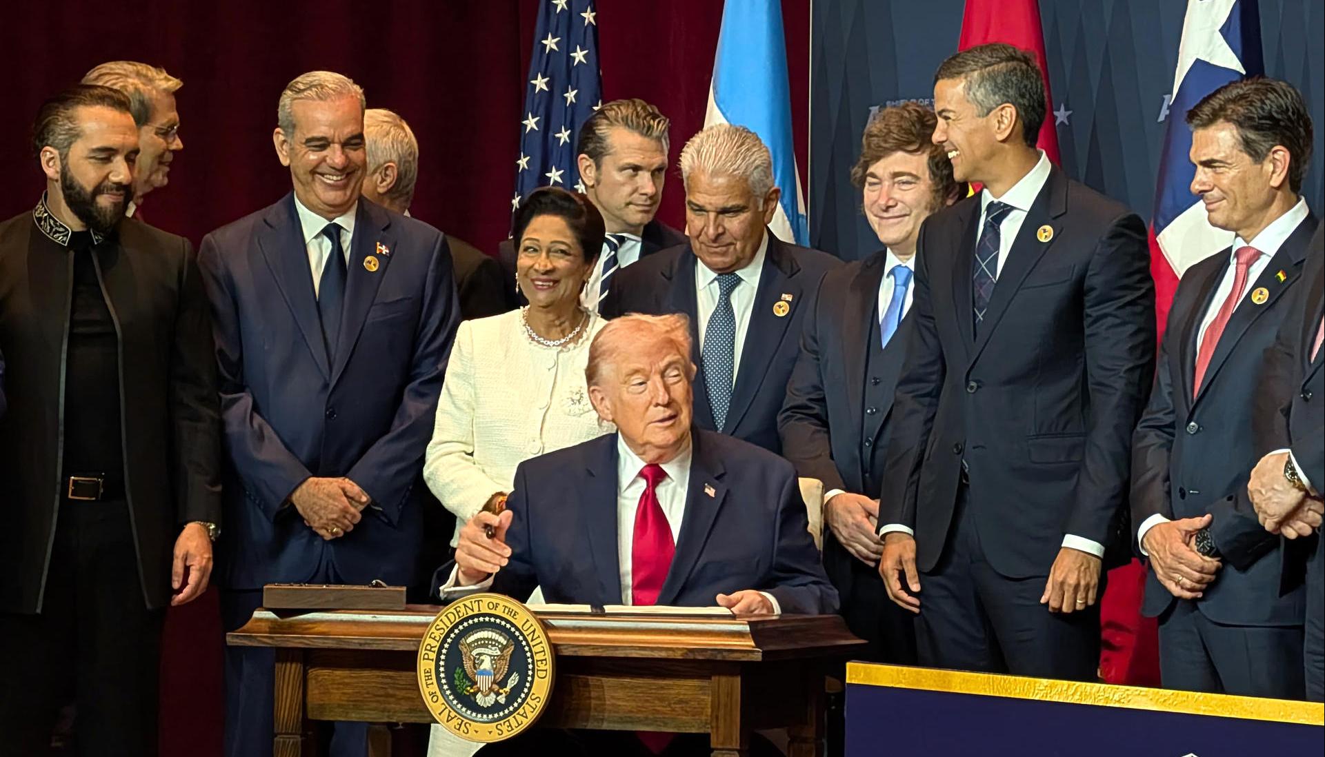 El presidente de Estados Unidos, Donald Trump (c), habla junto a mandatarios latinoamericanos.