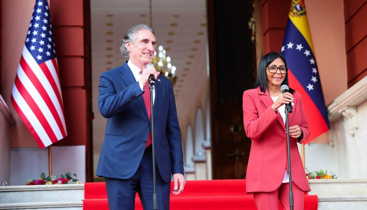 El secretario del Interior de Estados Unidos, Doug Burgum y la presidenta interina venezolana, Delcy Rodríguez.