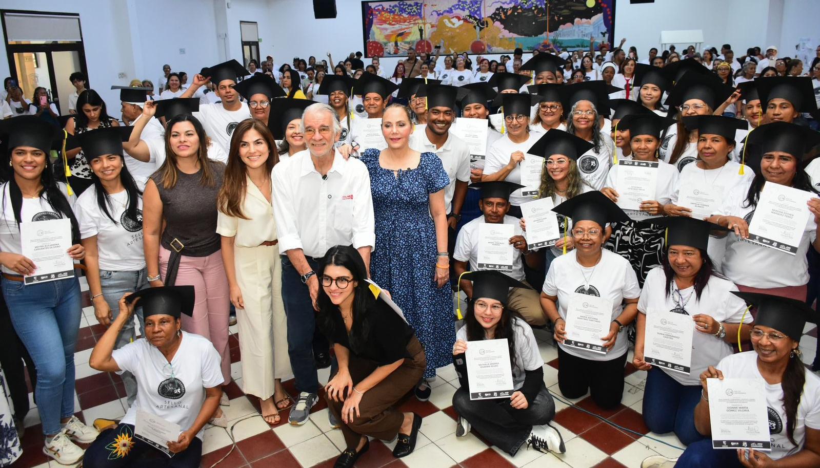 Gobernador Eduardo Verano junto a certificados del proyecto Sello Artesanal.