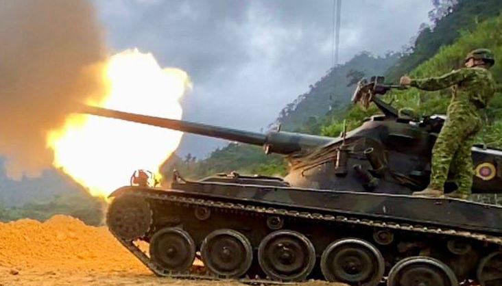 Ejército de Ecuador bombardeando una bocamina