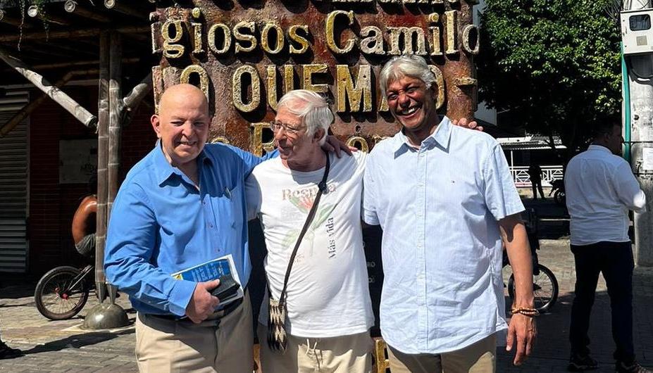 El consejero Comisionado para la Paz, Otty Patiño; el padre Cyrillus Swinne y Cristóbal Padilla, director de Colombia Compra Eficiente.