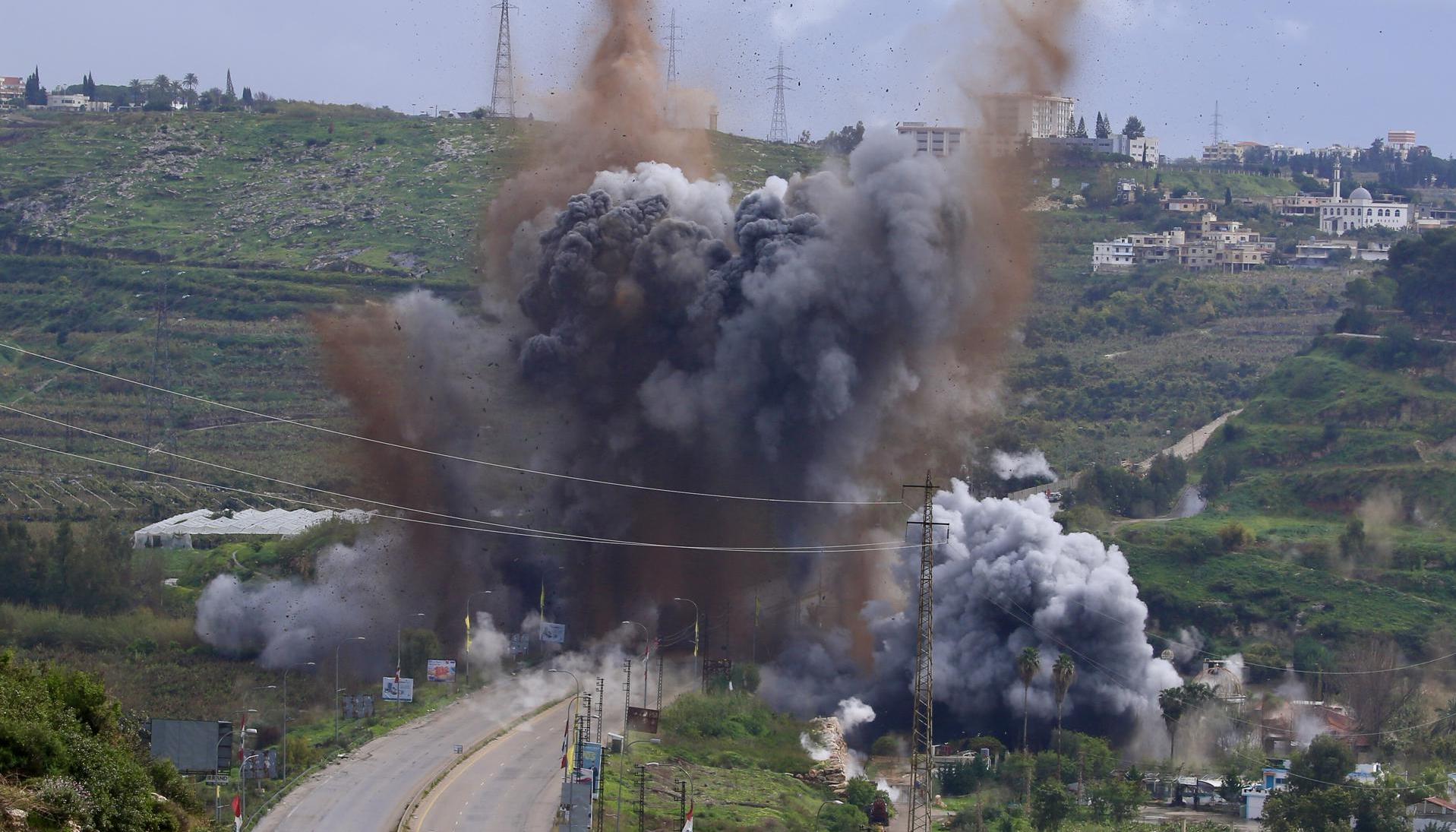 El humo y las llamas se elevan tras un ataque israelí.