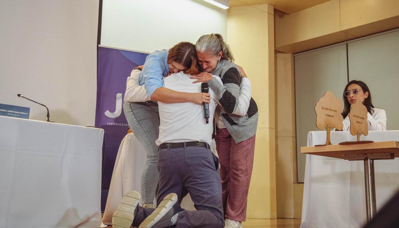 El militar, la madre y la abuela de la víctima del falso positivo.