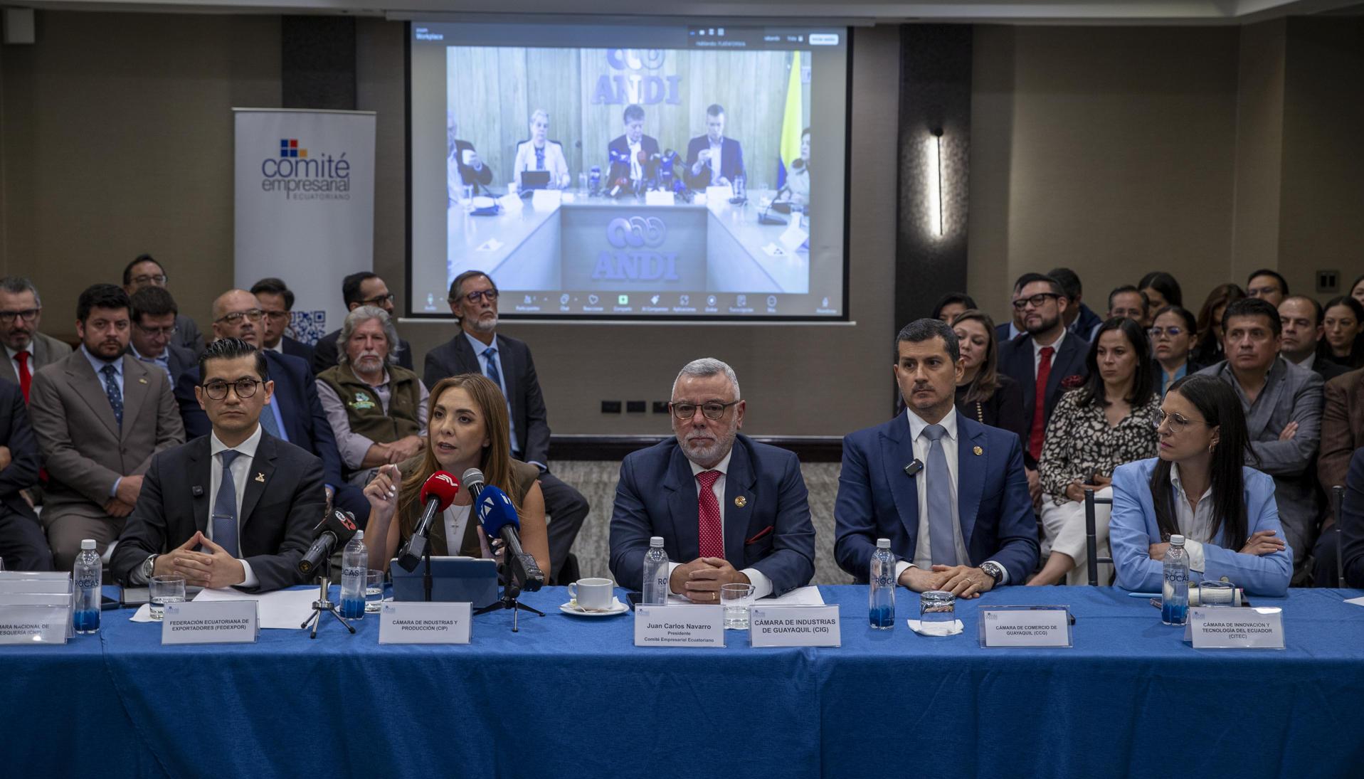 Empresarios ecuatorianos en rueda de prensa.