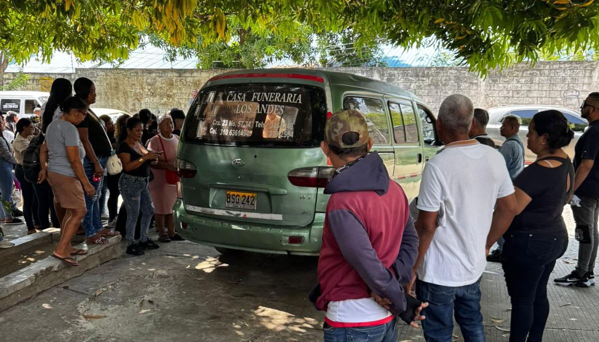 Momento en que iban saliendo los cuerpos en el carro fúnebre desde Medicina Legal. 