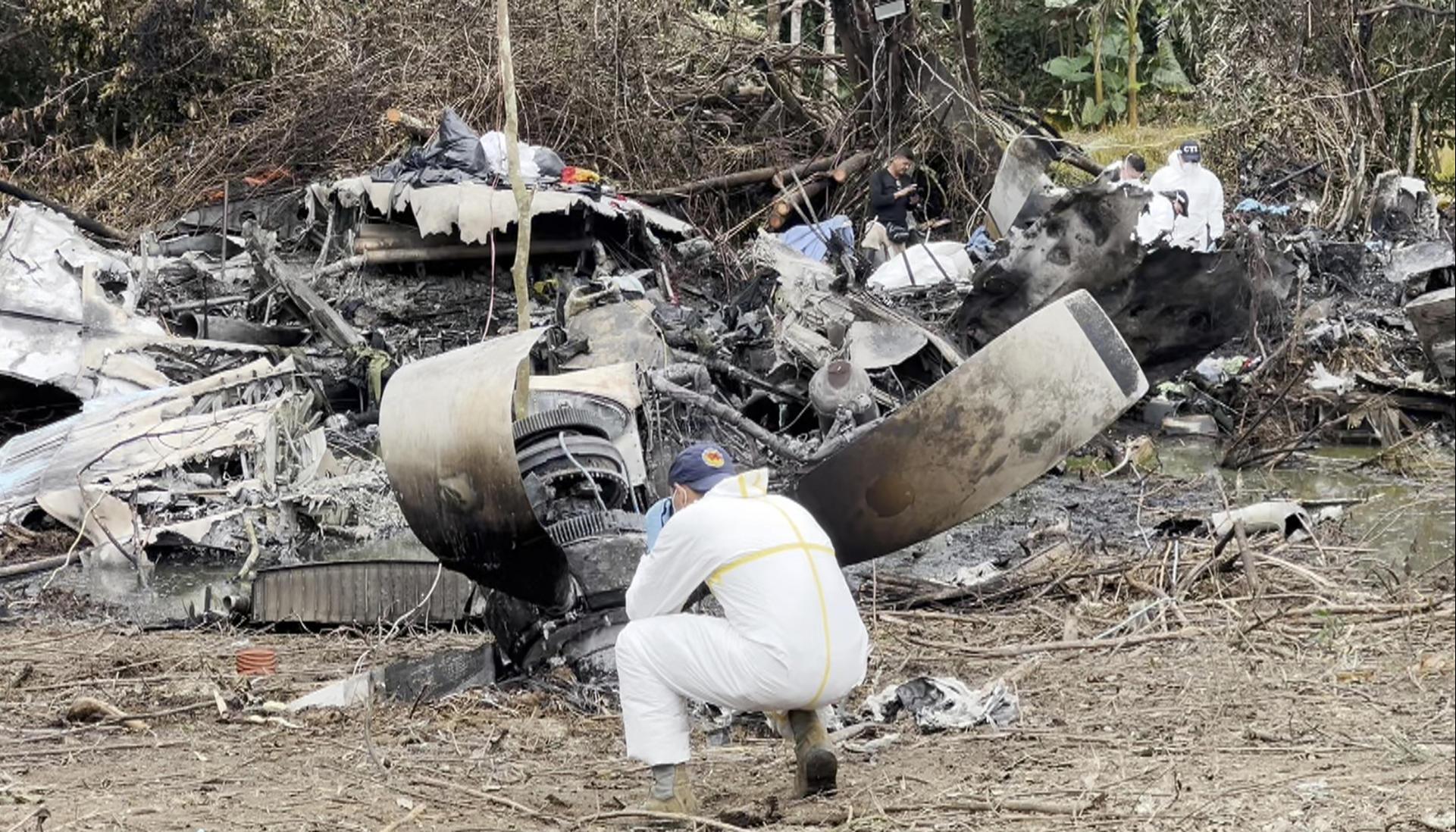Expertos peritos inspeccionando la aeronave accidentada.