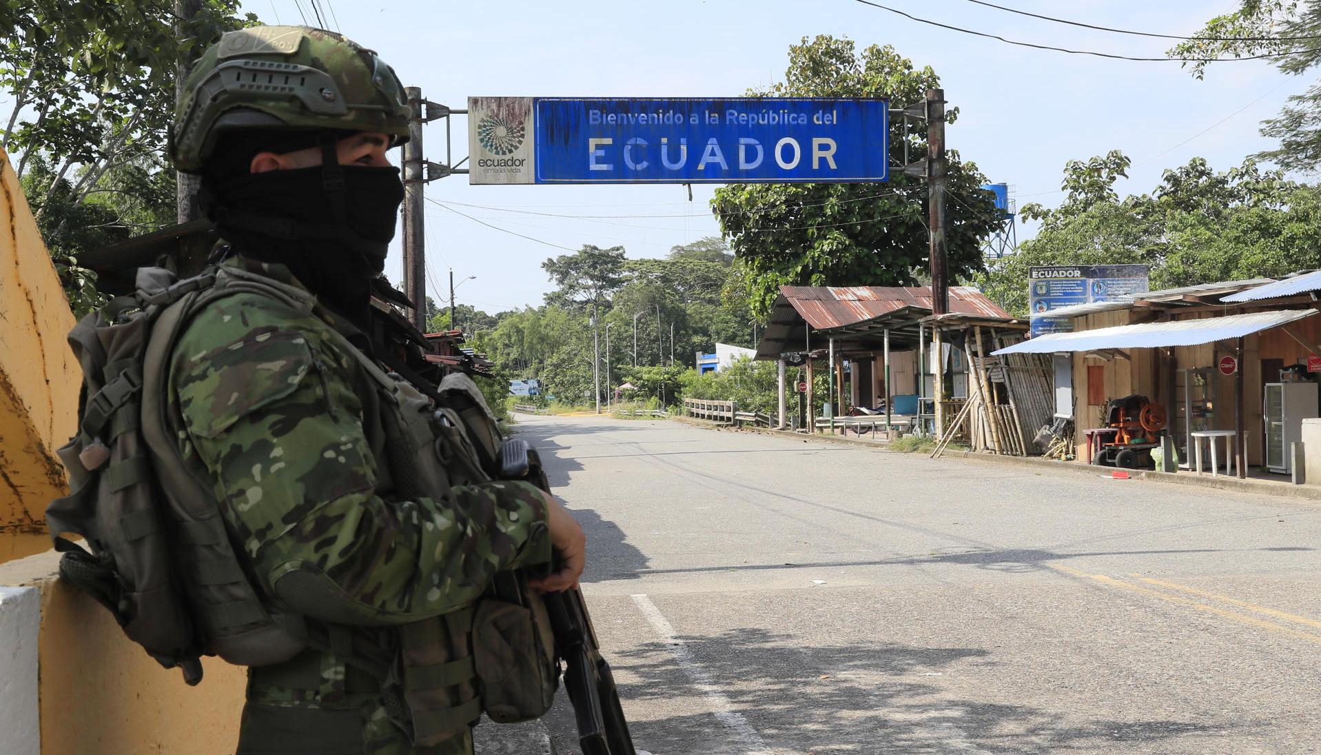 Un soldado del Ejército de Ecuador custodia en el Puente Internacional San Miguel, entre Ecuador y Colombia. 