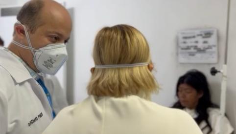 Gobernadora del Magdalena Margarita Guerra visitando a los indígenas heridos. 