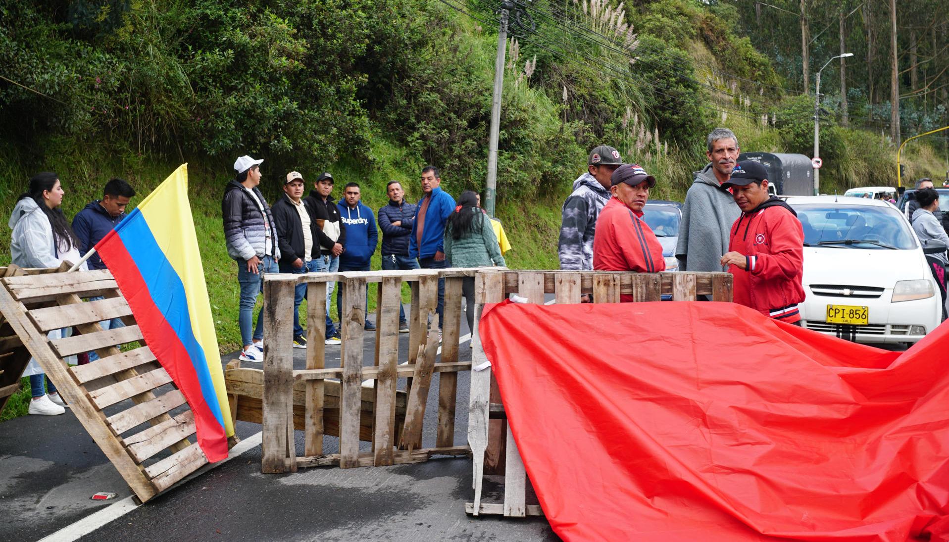 Gremios de comerciantes y transportistas bloqueando la carretera que cruza la frontera entre Colombia y Ecuador