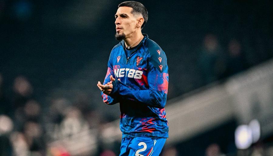 Daniel Muñoz en el calentamiento previo al juego.