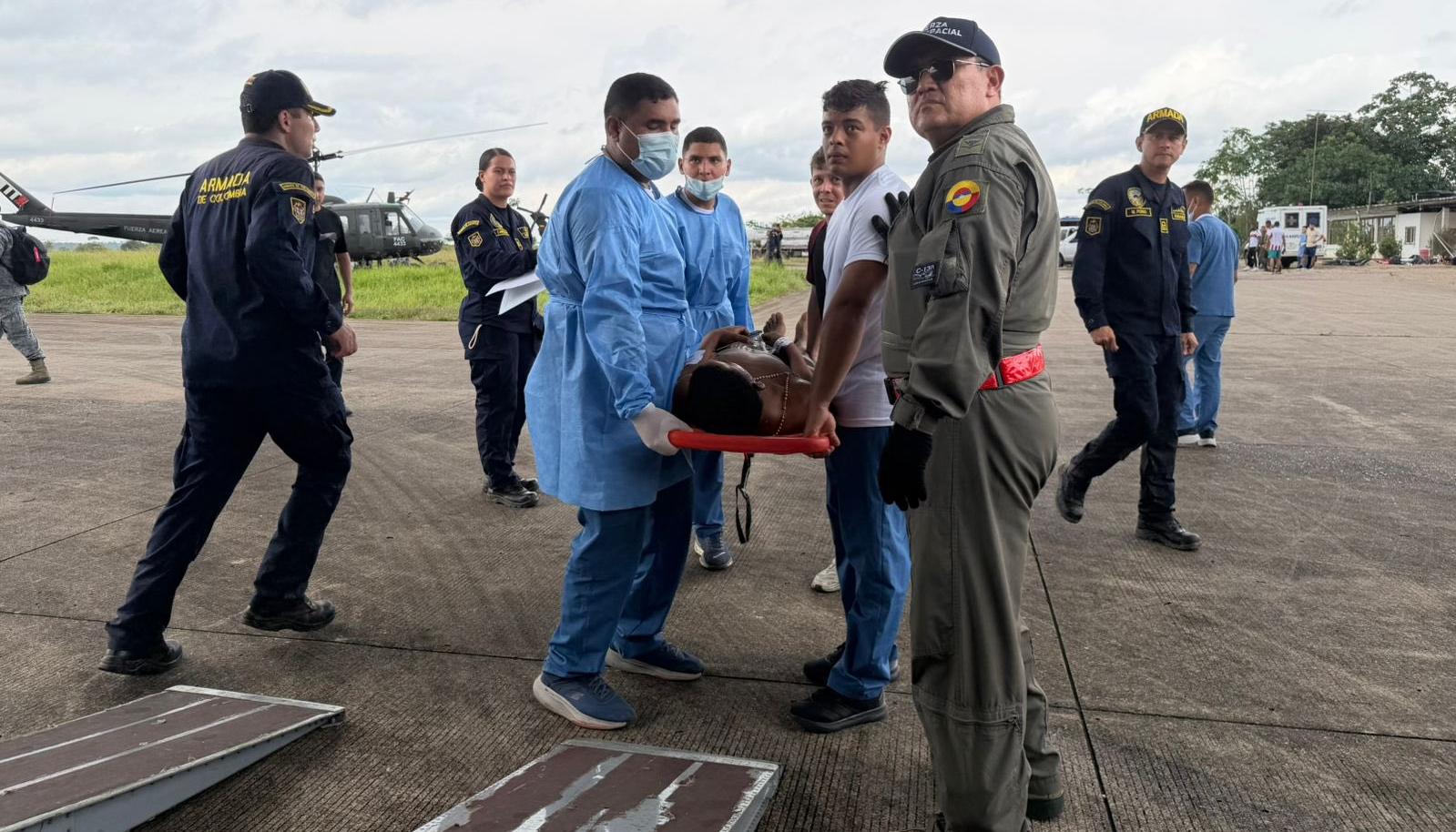 Autoridades trasladan a uno de los heridos.