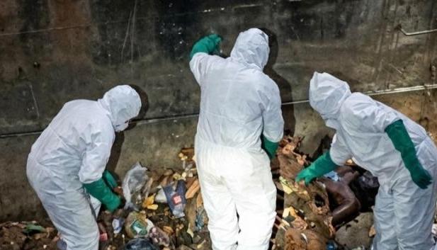 El CTI de la Fiscalía inspeccionando un cuerpo en el departamento del Atlántico. 