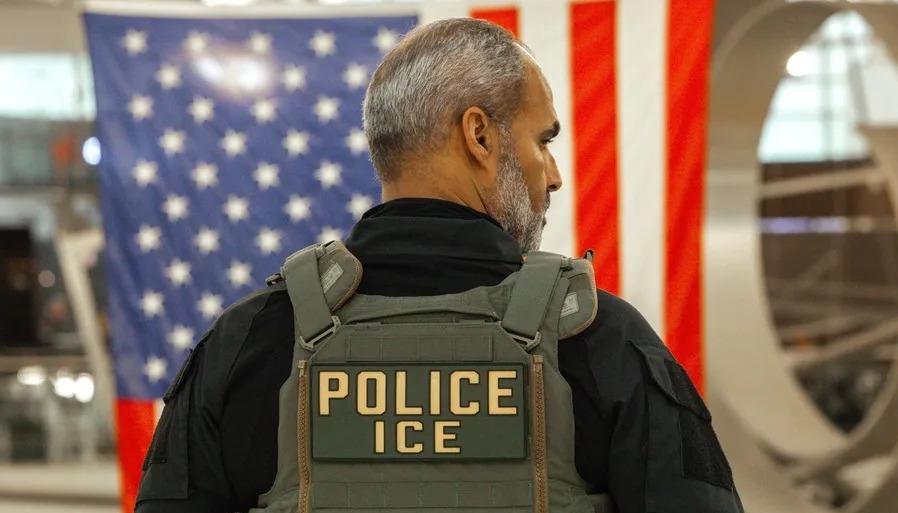 Un agente de ICE patrullando en el aeropuerto internacional John F. Kennedy, en Nueva York.