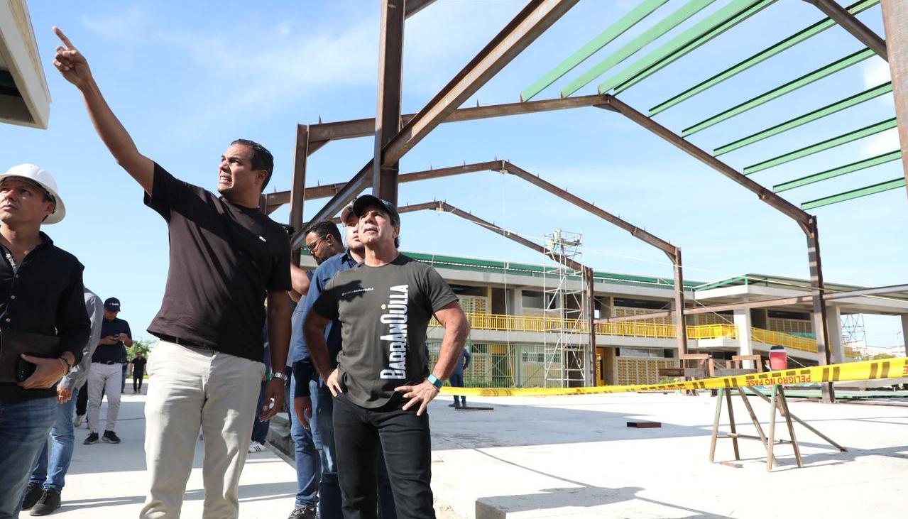 Alcalde Alejandro Char durante la inspección de la obra. 