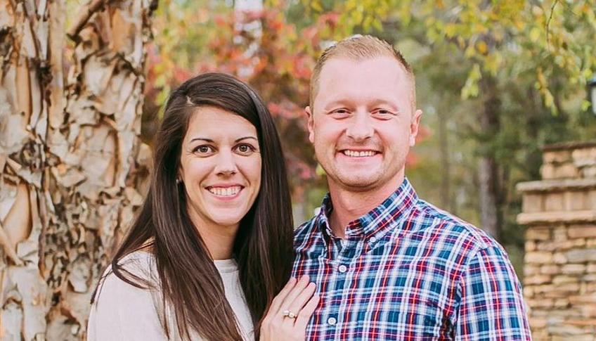 Jason Hughes junto a su esposa.