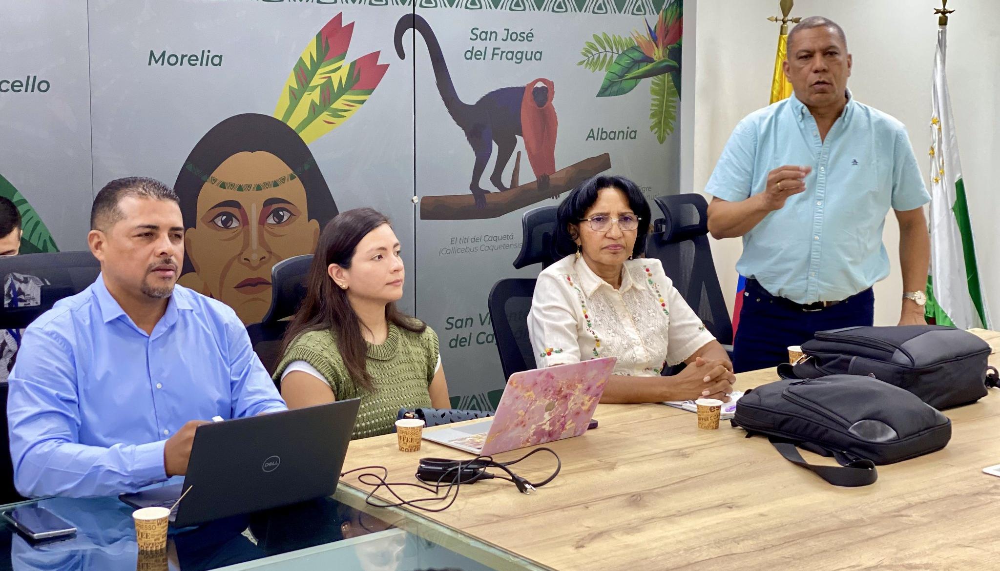 El agente interventor Lain Eduardo López Martínez (derecha).