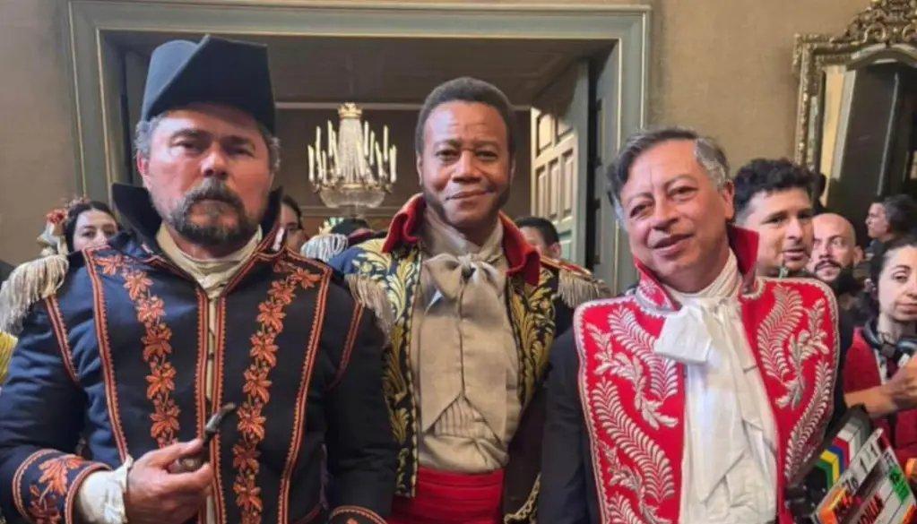 Los actores Luis Alfredo Velasco y Cuba Gooding Jr. y el Presidente Petro.