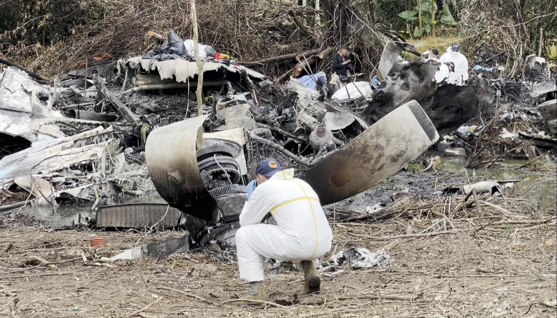 El CTI de la Fiscalía inspeccionando el lugar donde cayó el avión de la Fuerza Aérea. 