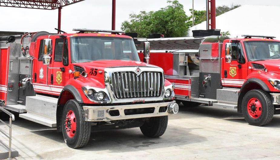 Dos máquinas del Cuerpo de Bomberos en la Estación Ciudadela. 