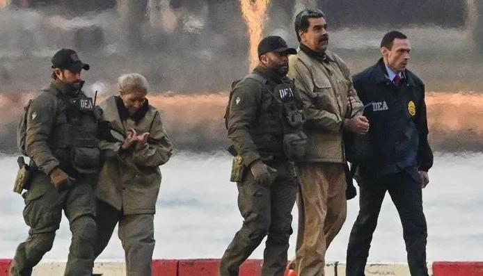 Nicolás Maduro y su esposa Cilia Flores en poder de las autoridades estadounidenses.