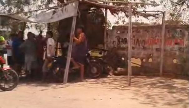 El mototaxista fue atacado a bala cuando esperaba carreras en este cambuche. 