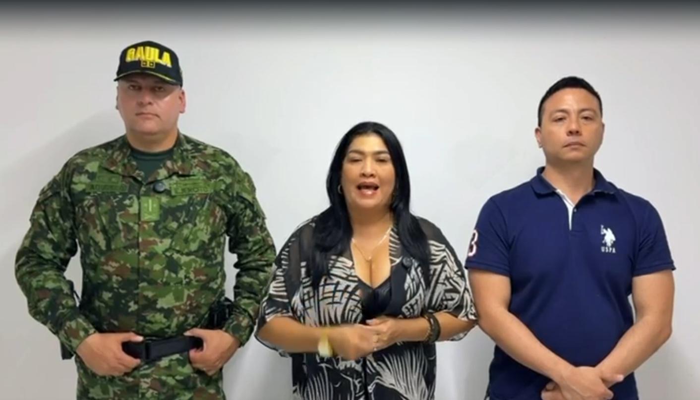 Teniente coronel del Gaula del Ejército, Andrés Agudelo; Alcaldesa de Malambo, Yenis Orozco y Secretario de Gobierno, Augusto Rivero. 