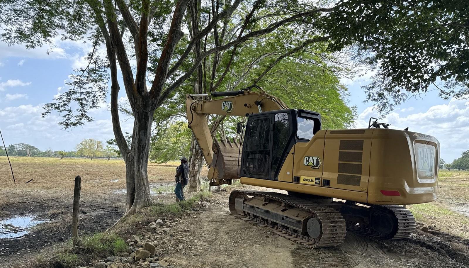Maquinaria amarilla en la zona donde el río empezó a inundar Montería. 