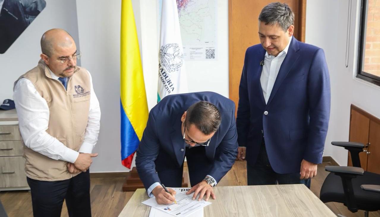 Mauricio Lizcano cambiando su fórmula vicepresidencial