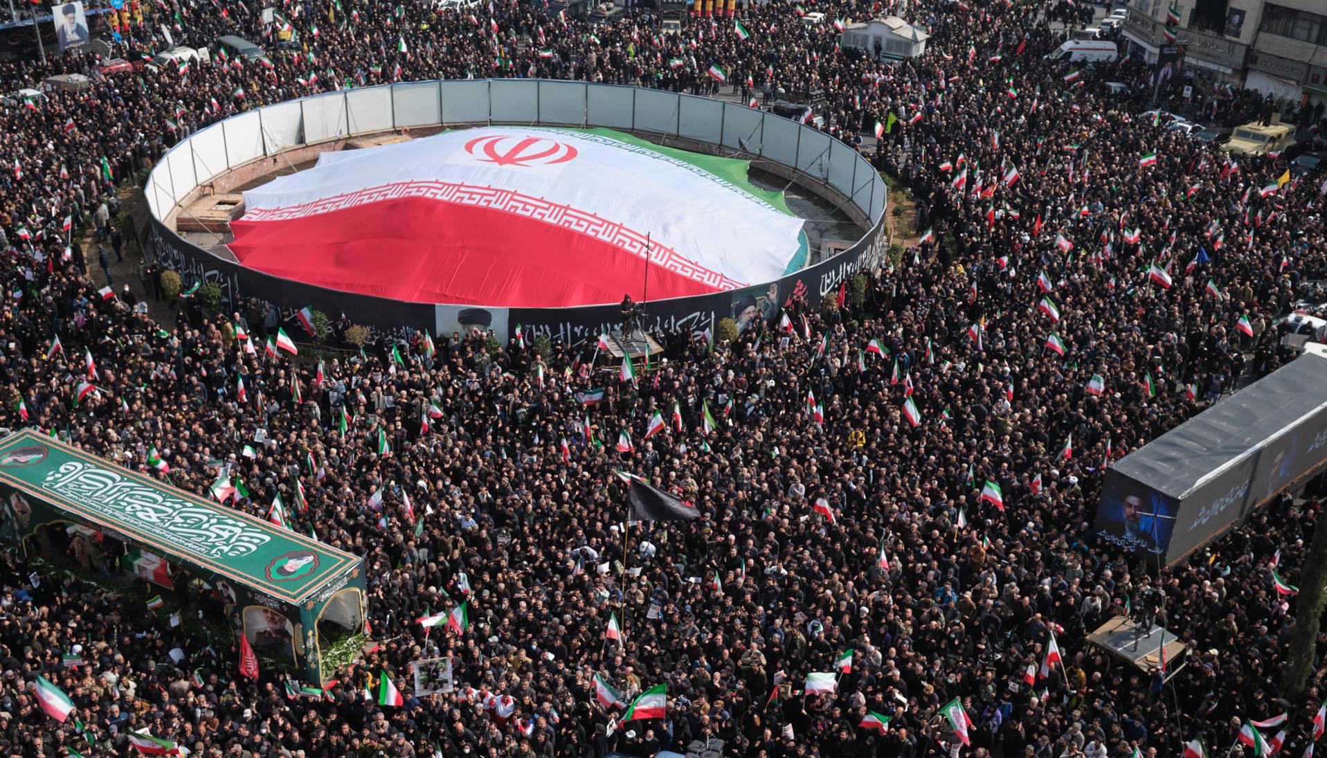 Miles de personas participan en los funerales en la plaza Engelab.