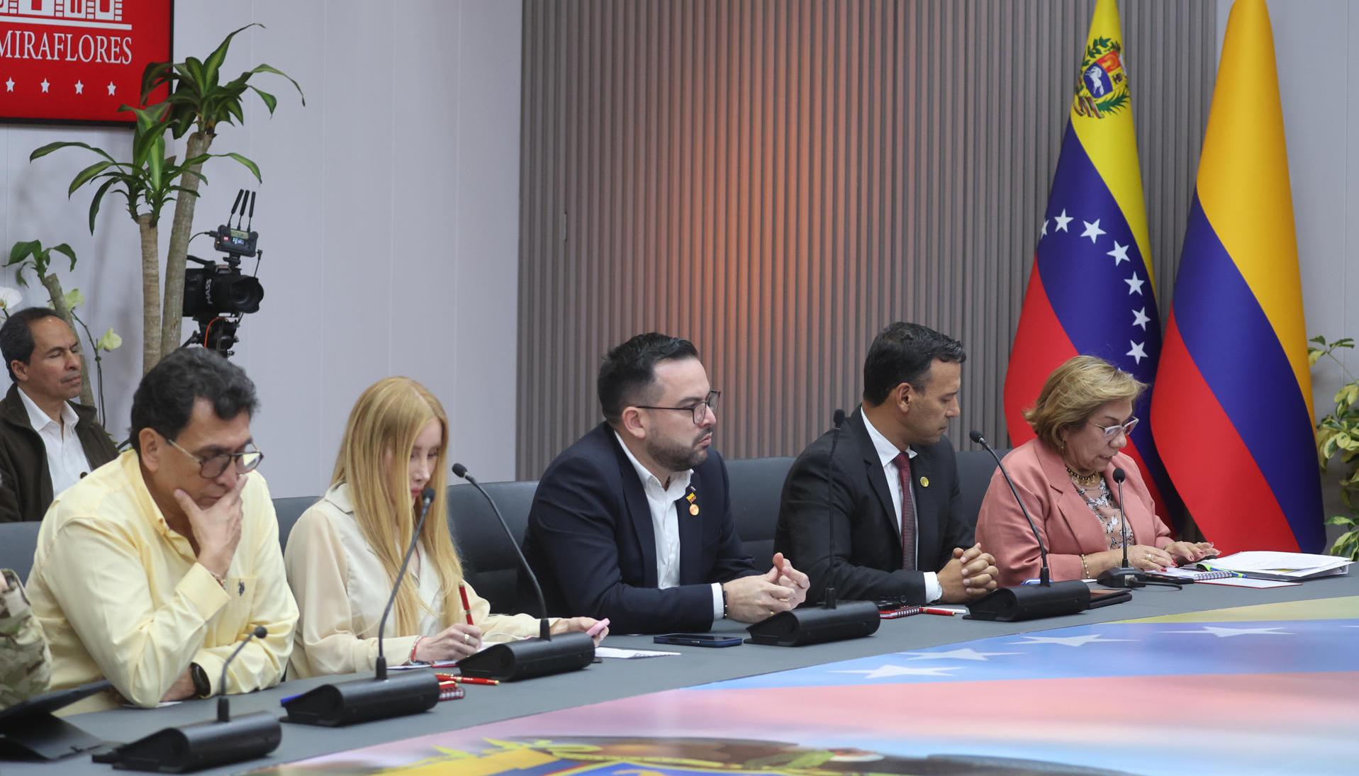 Los ministros colombianos en la reunión con la presidenta (e) de Venezuela Delcy Rodríguez. 