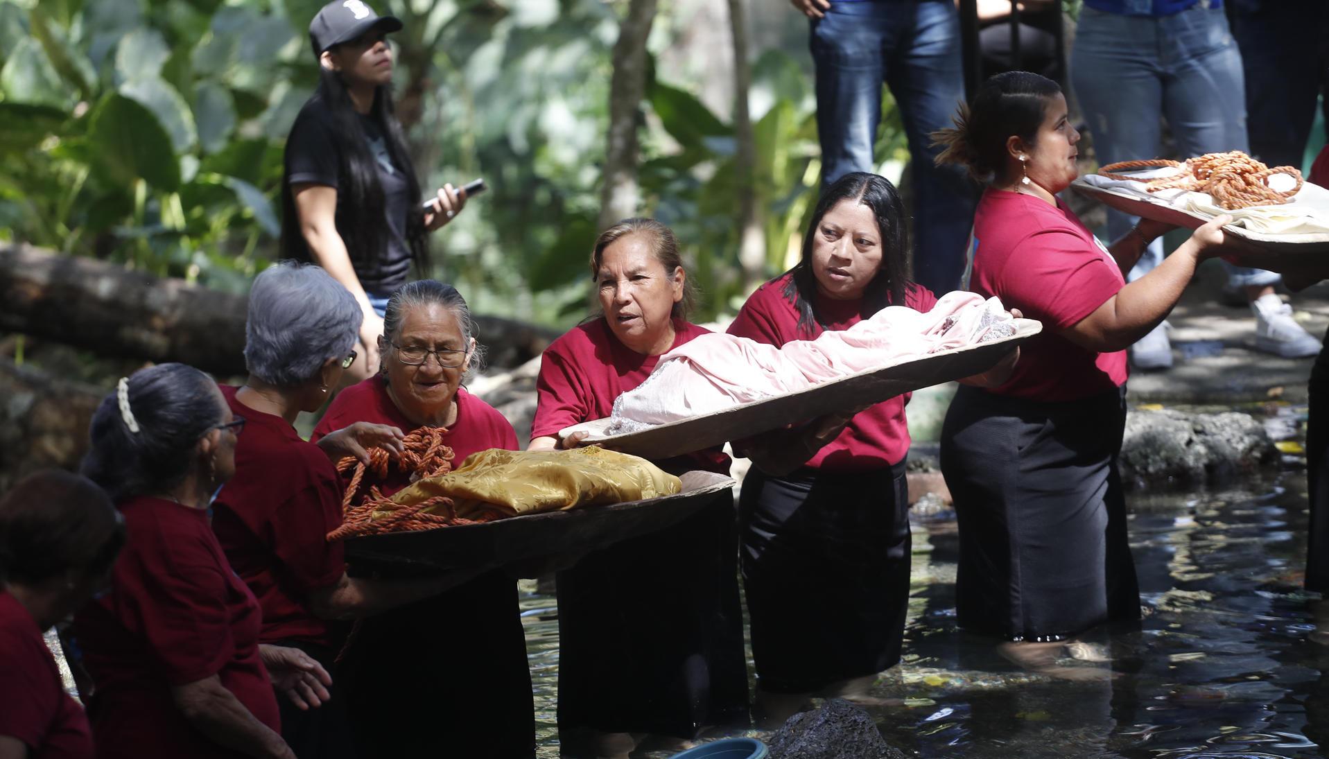 Mujeres de la Hermandad Jesús Nazareno participan en el lavatorio de ropas de Jesús.